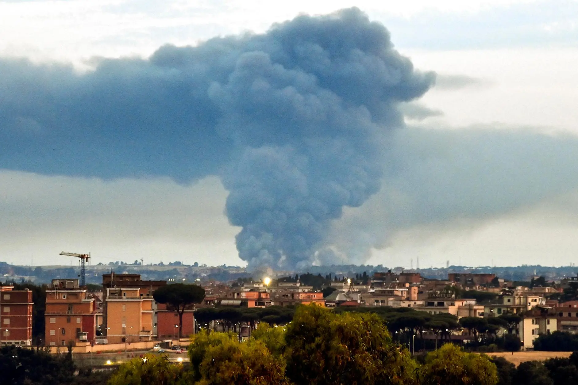 La nube di fumo visibile a distanza causata da un incendio nell’impianto rifiuti TMB di Malagrotta, Roma, 15 giugno 2022. ANSA/RICCARDO ANTIMIANI