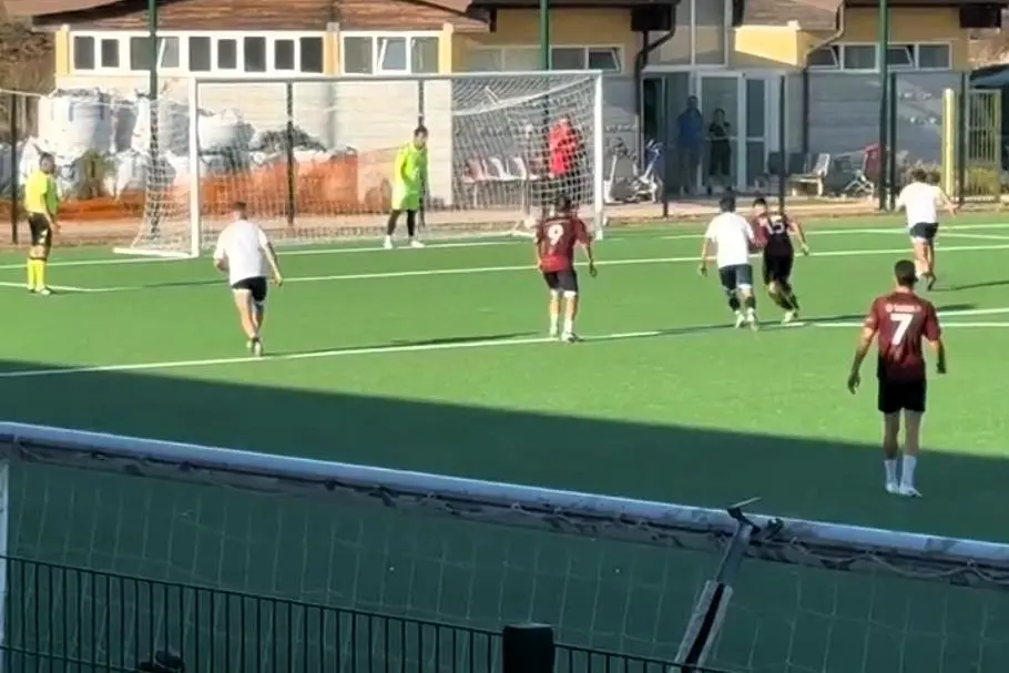 Il rigore di Ragatzu nell'allenamento congiunto con l'Ilva (foto Ilenia Giagnoni)