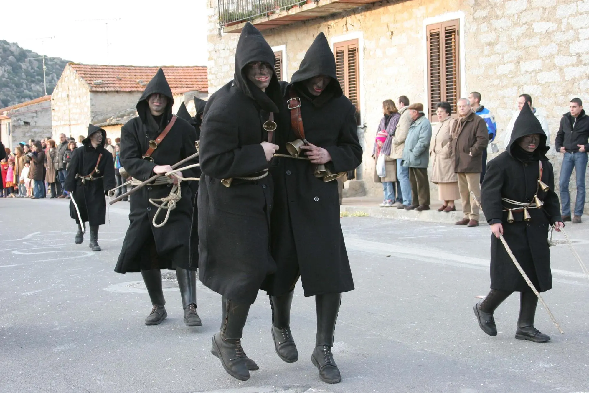 Orotelli-un momento della sfilata con la maschera tipica dei thurpos fto m.locci