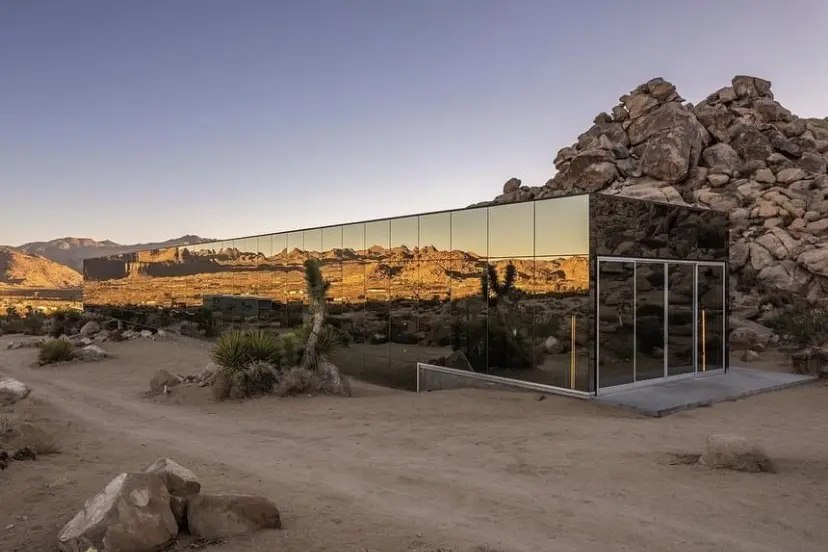 La "casa invisibile" nel deserto della California (foto Instagram)