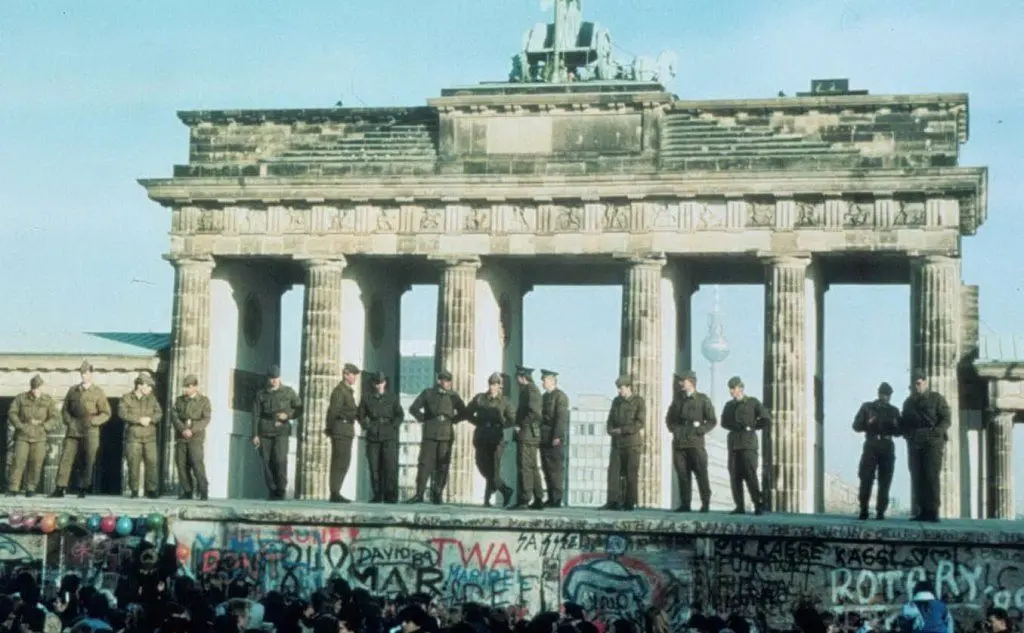 Il Muro di Berlino e sullo sfondo la Porta di Brandeburgo