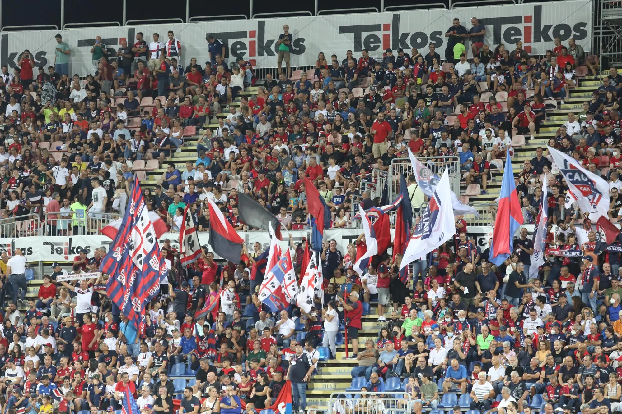 Tifosi del Cagliari in Curva Sud all'Unipol Domus (foto Max Solinas)