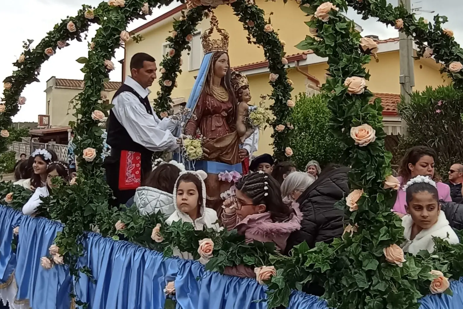Il passaggio di Santa Maria di Monserrat a Flumentepido. (foto Scano)