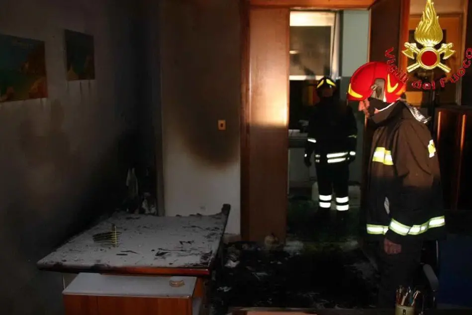 La stanza da cui è partito l'incendio negli uffici comunali di Nuoro