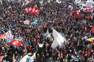 La manifestazione nella piazza di Carbonia