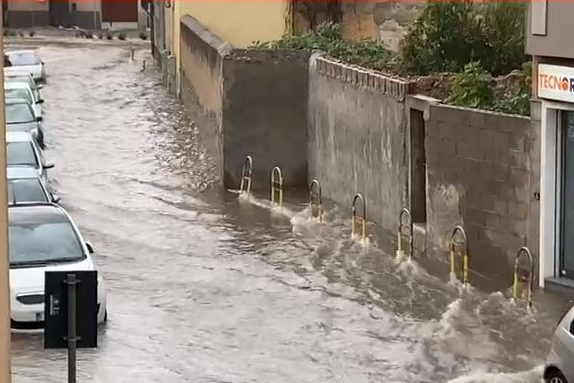 Una delle strade allagate a Pirri (foto L'Unione Sarda)