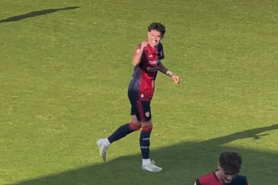 Ivan Sulev, centrocampista del Cagliari Primavera, esulta per i gol in Coppa Italia contro il Torino (foto Accardi)