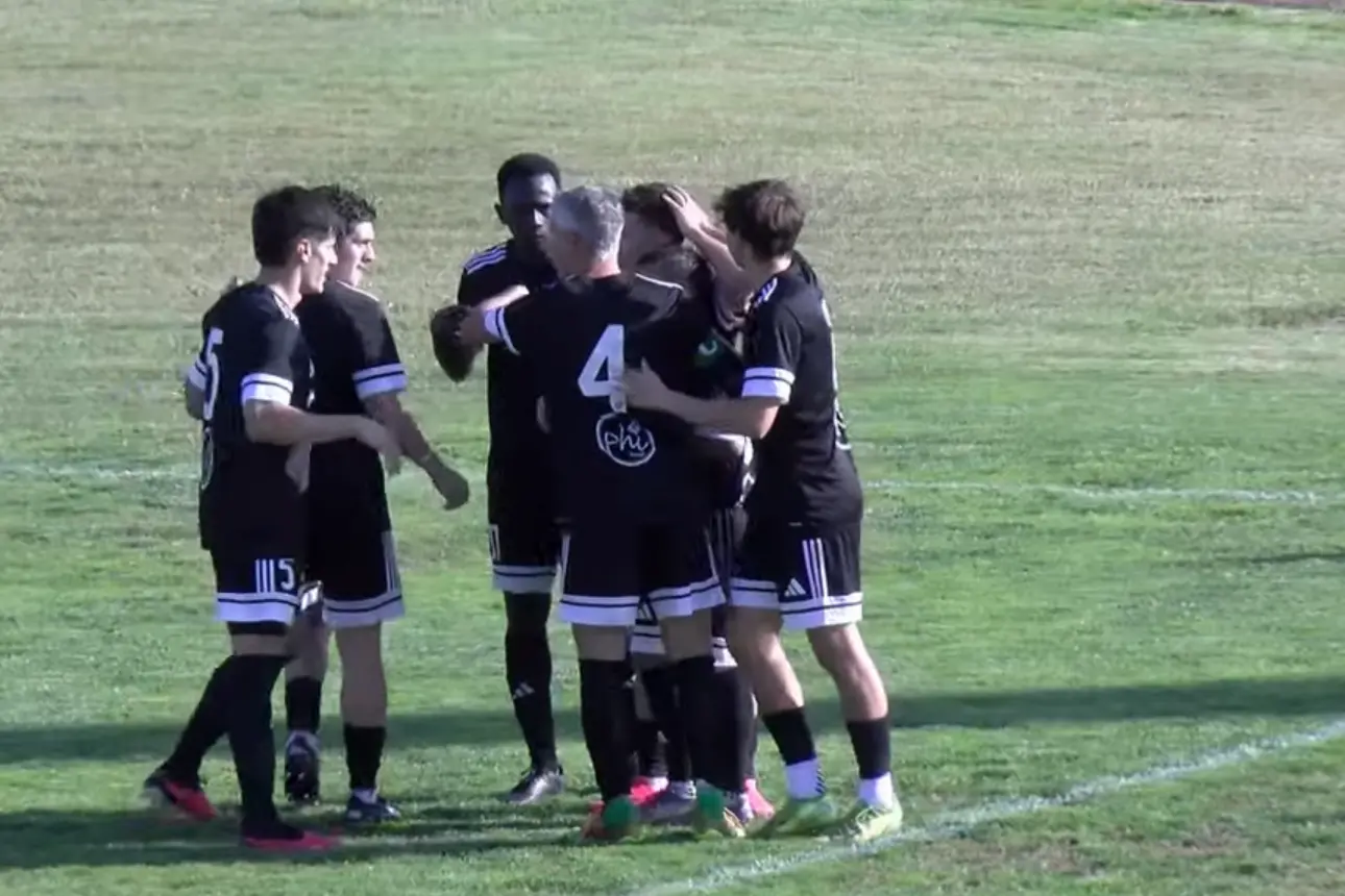 Bonacquisti e compagni festeggiano un gol di Donati (foto Ilenia Giagnoni)