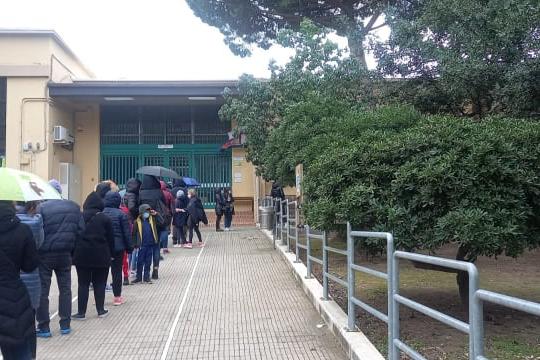 Studenti e genitori in fila per il tampone nell'hub di via Garavetti (foto Lasio)