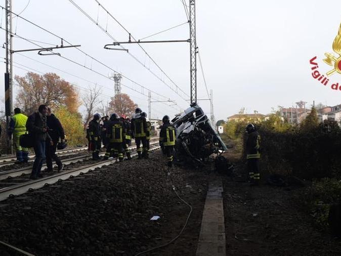 Pulmino finisce sulla ferrovia e viene centrato da un treno: un morto e un ferito grave