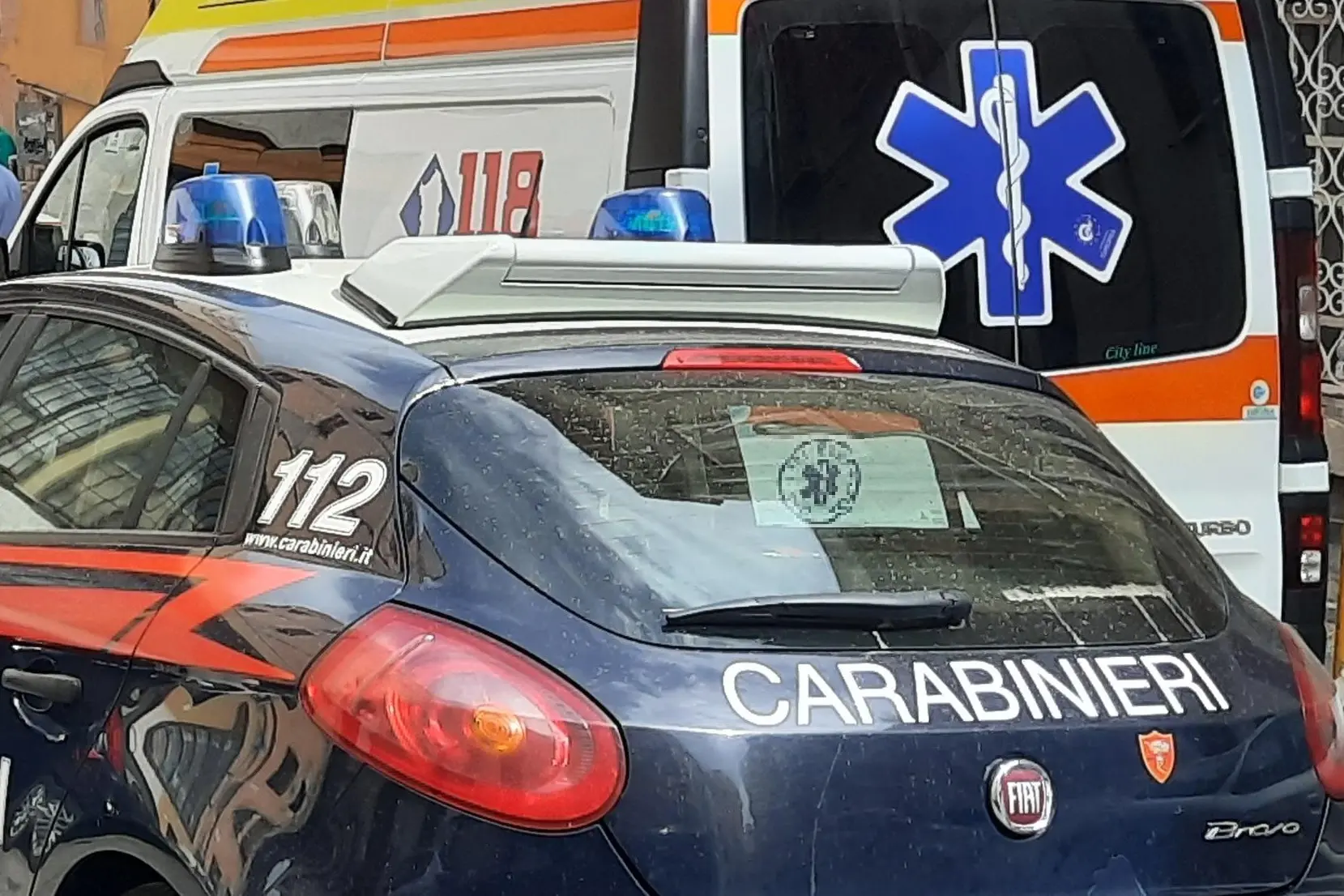 I carabinieri e un'ambulanza