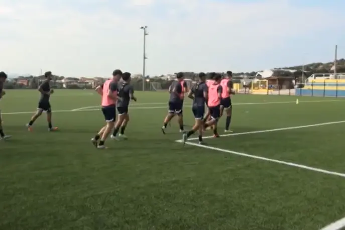 L'Olbia durante una seduta di allenamento a Loiri (foto Ilenia Giagnoni)