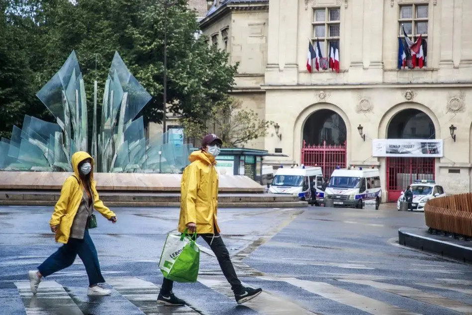 Parigi ai tempi del coronavirus (Ansa)