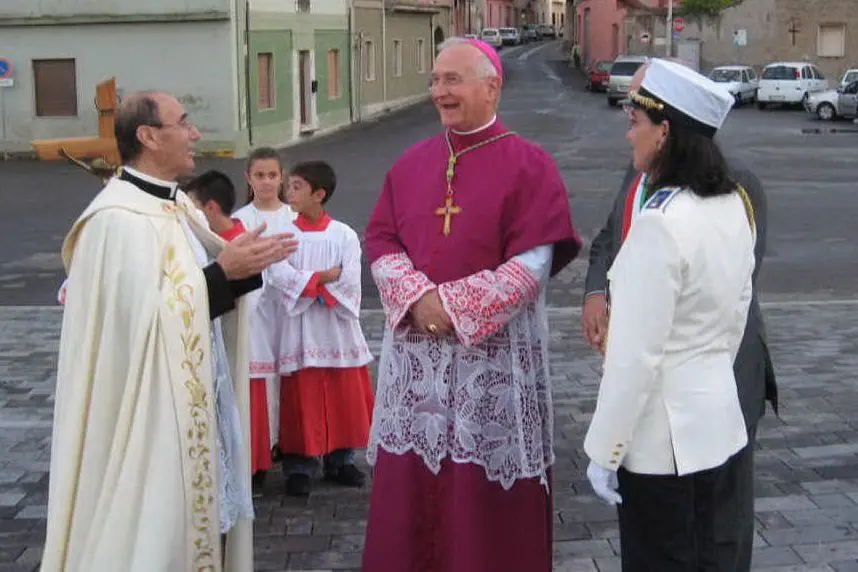 Don Erasmo con l'arcivescovo