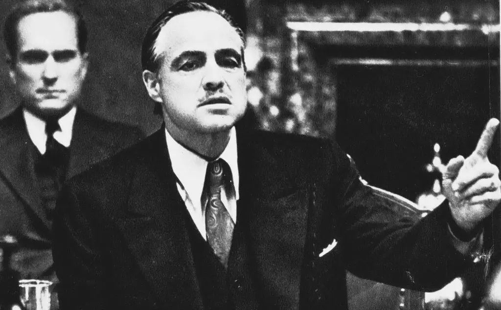 Ancora Don Vito Corleone, alle sue spalle il fido consigliere Tom Hagen