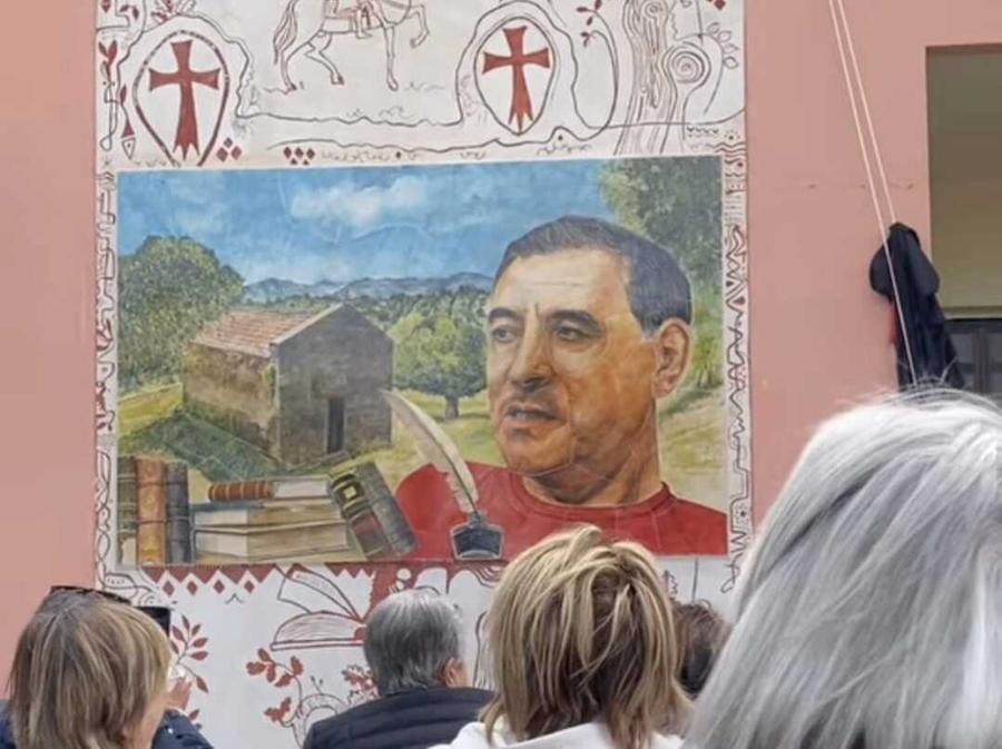 Un murale in piazza del Popolo in ricordo di Raffaele Manca