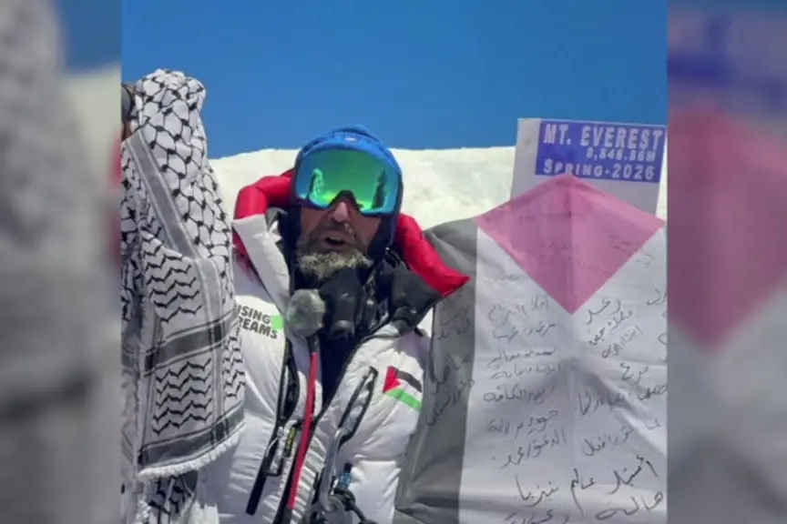 Everest, alpinista italiano in vetta con i sogni dei bambini di Gaza