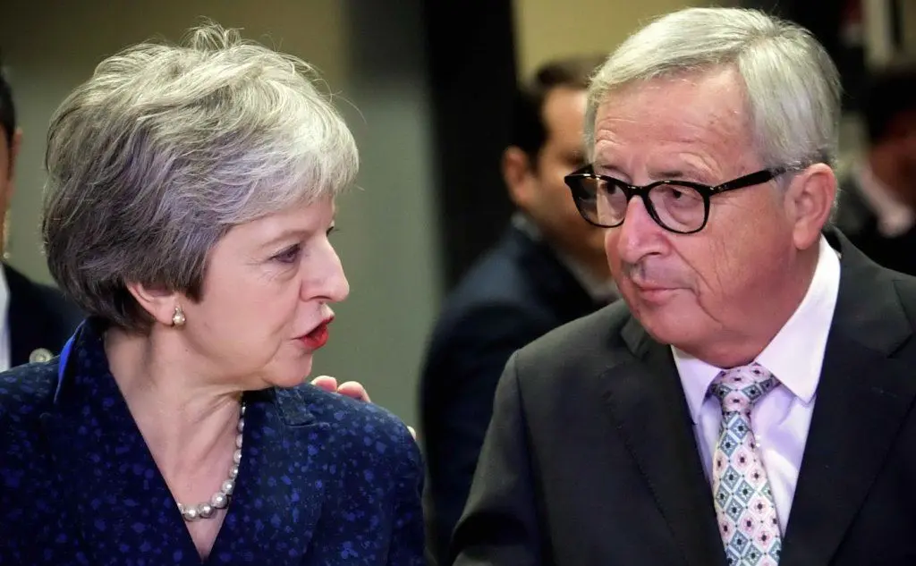 Theresa May e Jean-Claude Juncker (Ansa)