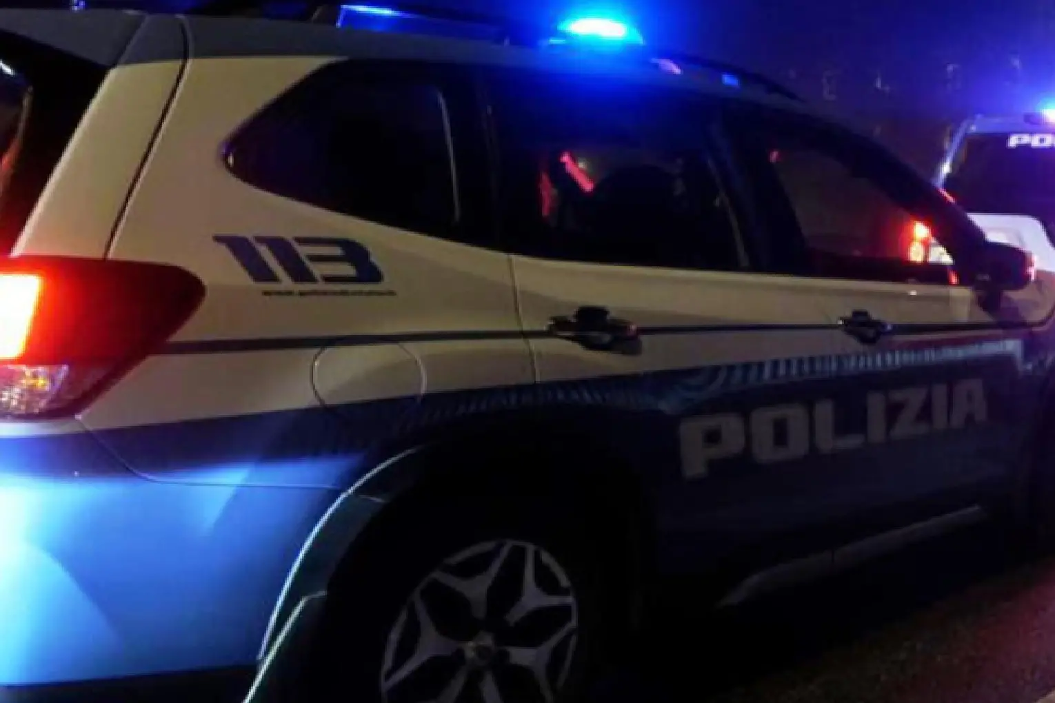 Un'auto della polizia stradale (Ansa)