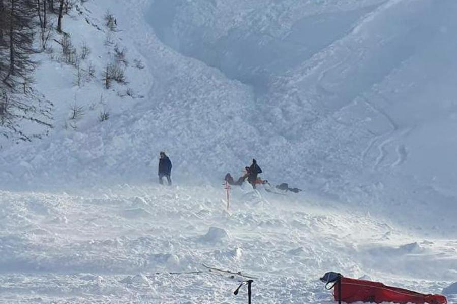 Valanga travolge sciatori, 25enne sepolto sotto la neve