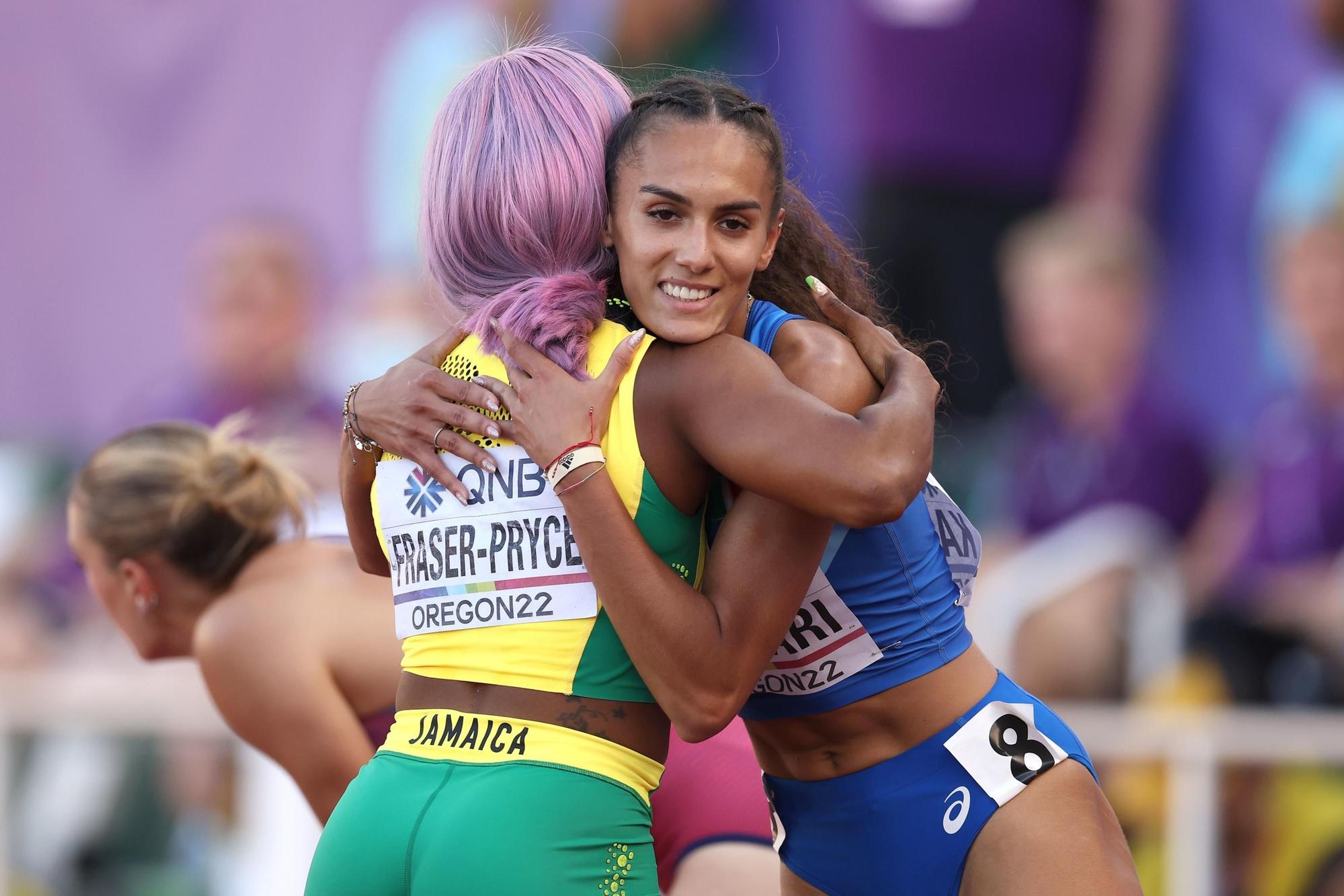 EUGENE, OREGON - JULY 19: Shelly-Ann Fraser-Pryce of Team Jamaica and Dalia Kaddari of Team Italy react after competing in the Women's 200m Semi-Final on day five of the World Athletics Championships Oregon22 at Hayward Field on July 19, 2022 in Eugene, Oregon. Christian Petersen/Getty Images/AFP == FOR NEWSPAPERS, INTERNET, TELCOS & TELEVISION USE ONLY ==