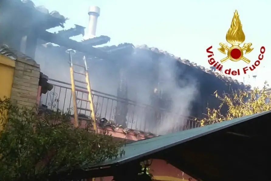 Il fumo proveniente dall'abitazione di Quartu coinvolta in un incendio