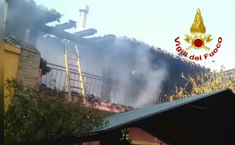Il fumo proveniente dall'abitazione di Quartu coinvolta in un incendio