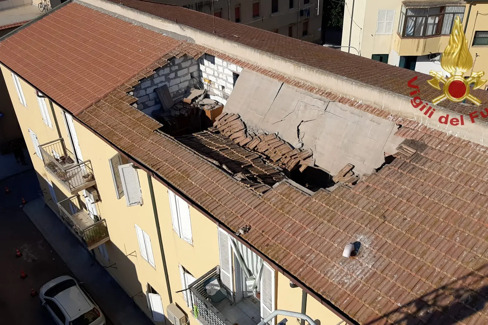 Crollano tetto e solaio di un'abitazione, paura a Porto Torres (foto vigili del fuoco)