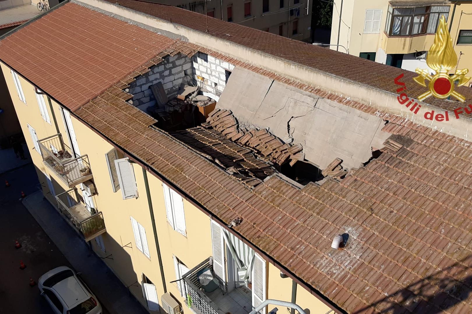 Crollano tetto e solaio di un’abitazione: paura a Porto Torres