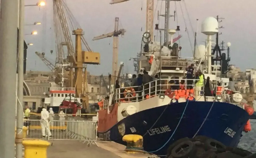 La nave Lifeline, con a bordo 234 migranti, al porto maltese di La Valletta