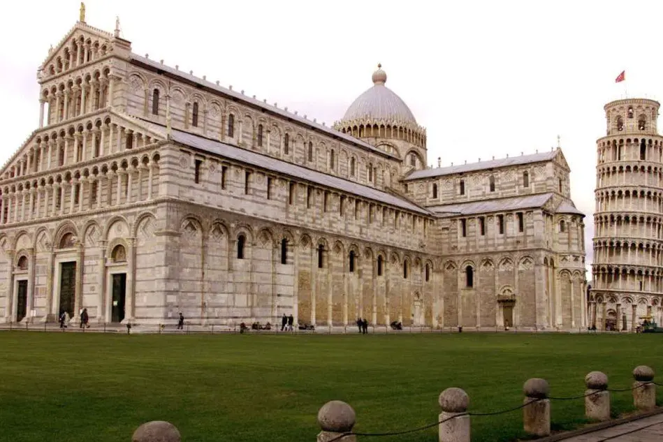 Piazza dei Miracoli a Pisa con la celebre torre pendente