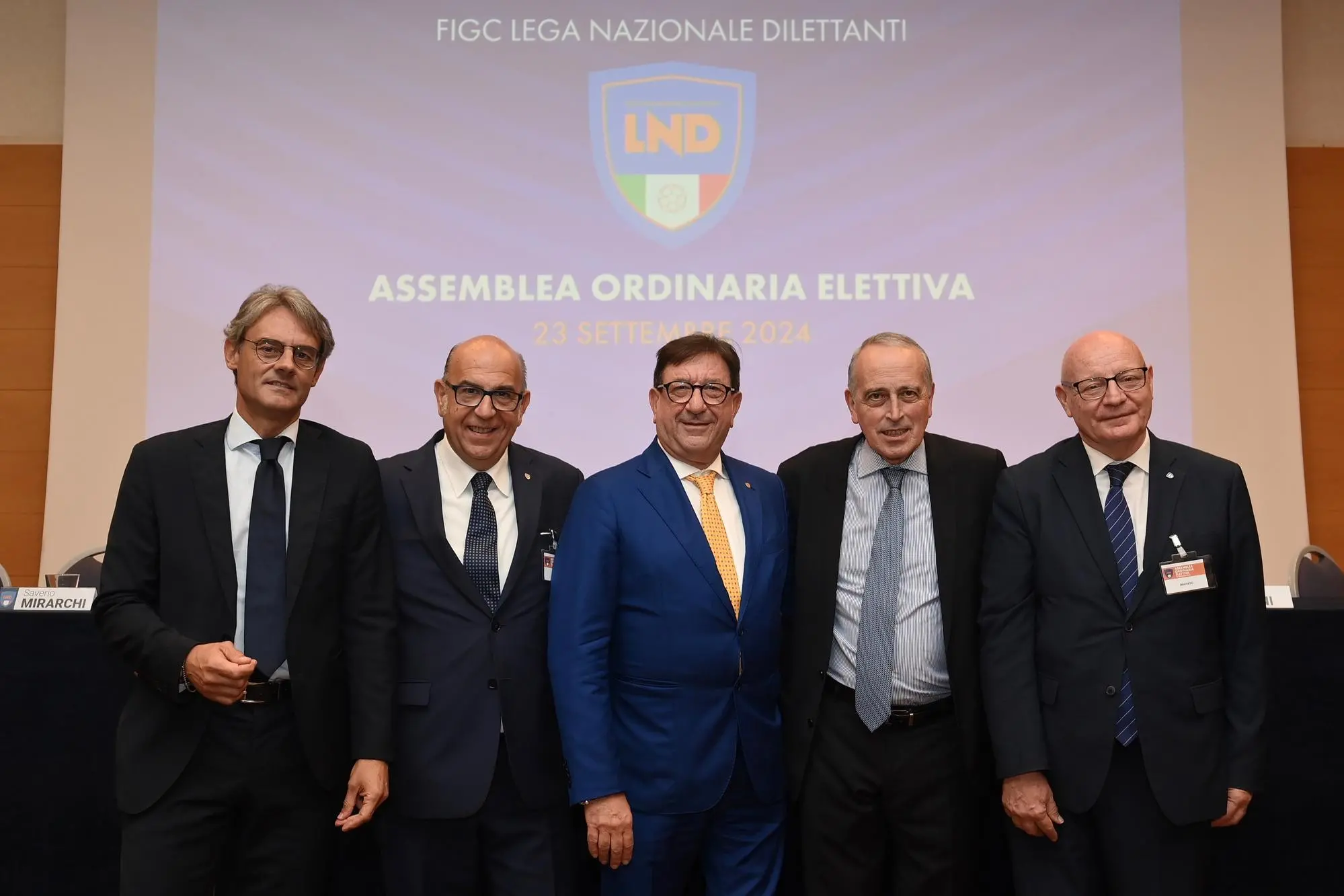 Gianni Cadoni (secondo da sinistra), assieme al presidente Lnd Giancarlo Abete (al centro) e agli altri vicepresidenti dopo l'assemblea elettiva (foto Lnd)