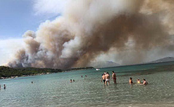L'incendio a Tortolì, bagnanti in spiaggia (foto Chiara Agus)