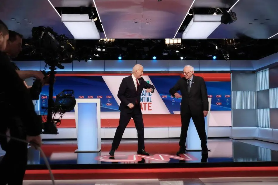 Biden e Sanders si danno il gomito negli studi Cnn (Ansa)