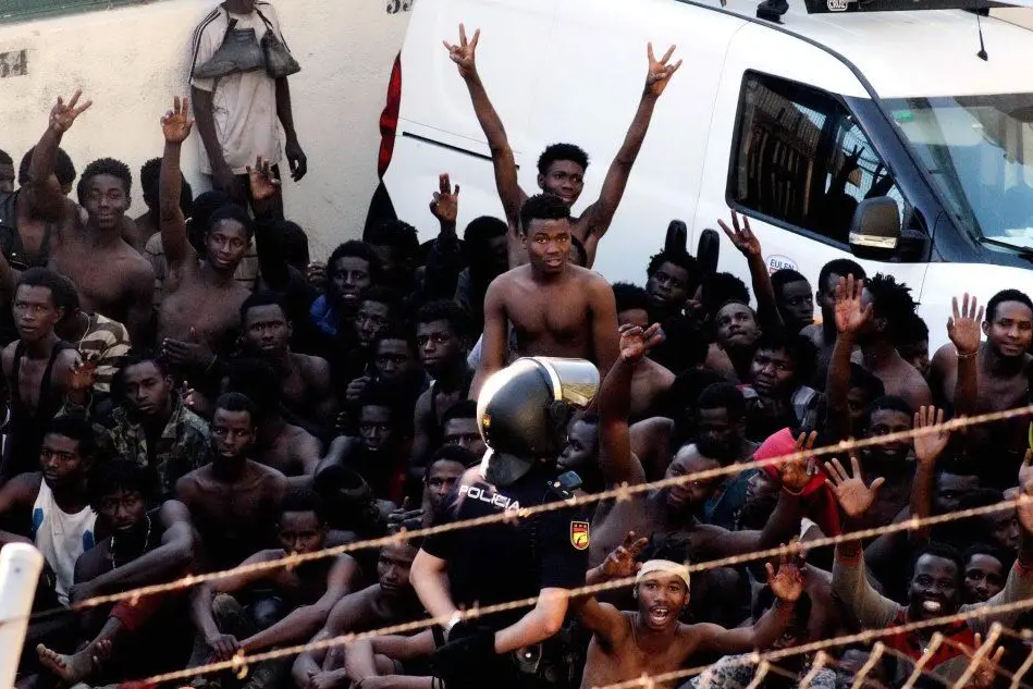 Ceuta, oltre 600 migranti sfondano la barriera dell'enclave spagnola