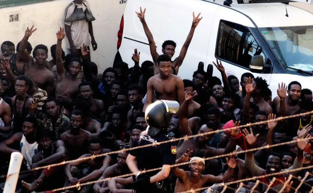 Ceuta, oltre 600 migranti sfondano la barriera dell'enclave spagnola