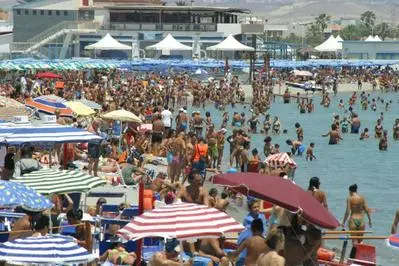 Folla al Poetto di Cagliari in piena estate