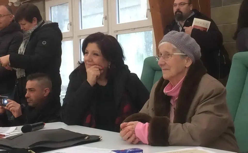 A destra la ex maestra Barbara Diana e a sinistra la dirigente scolastica Giuliana Orrù (foto Marco Cazzaniga)
