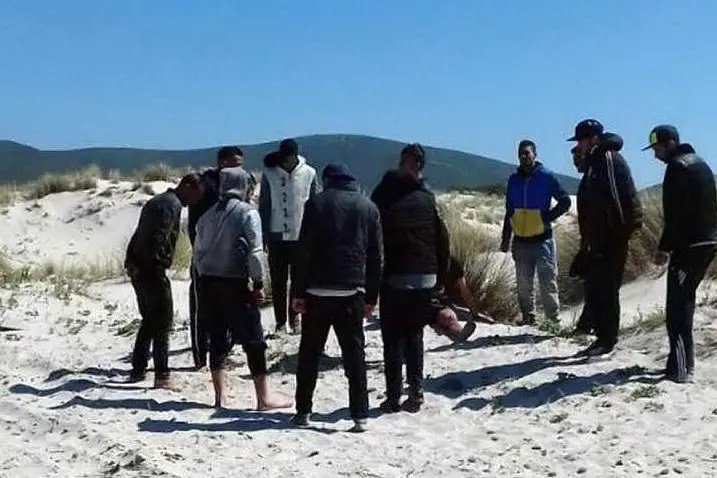 Migranti sbarcati in Sardegna (Ansa)