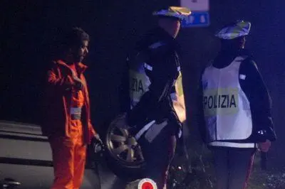 Uomini del 118 e della polizia municipale sul luogo dell'incidente