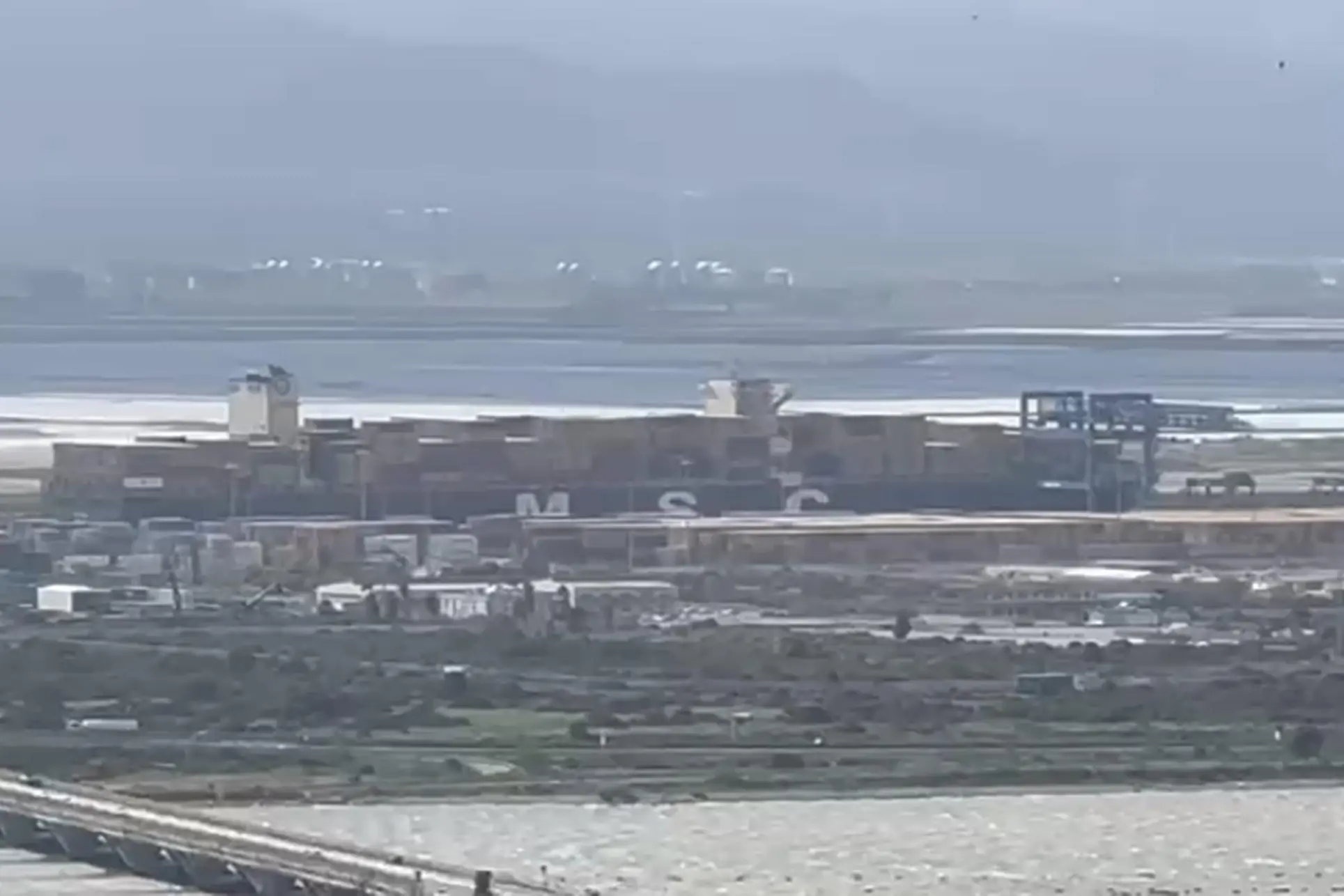 La nave in porto a Cagliari