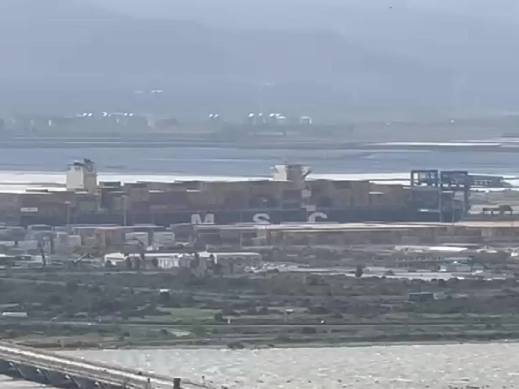 La nave in porto a Cagliari