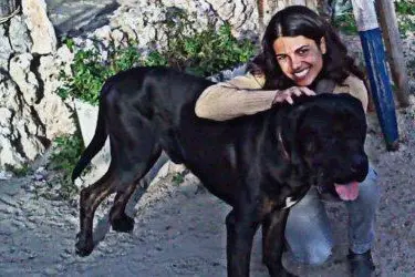 Valentina insieme a uno dei suoi cani