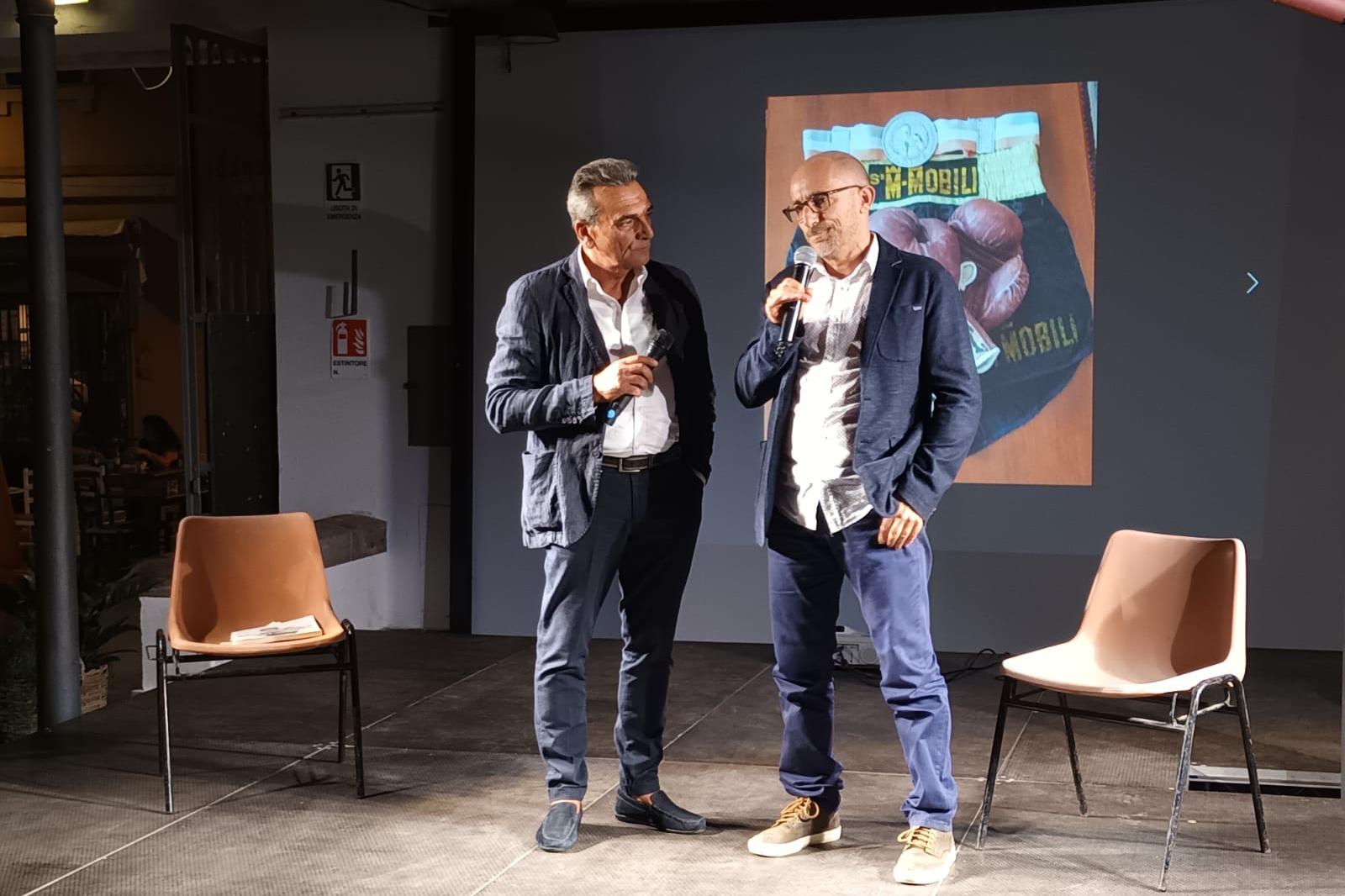 Un momento della serata con Carlo Branca e Stefano Silanos sul palco (Foto Antonio Burruni)