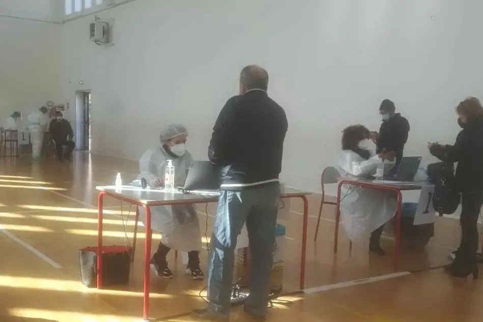 Lo screening nella palestra della scuola (foto Lecca)