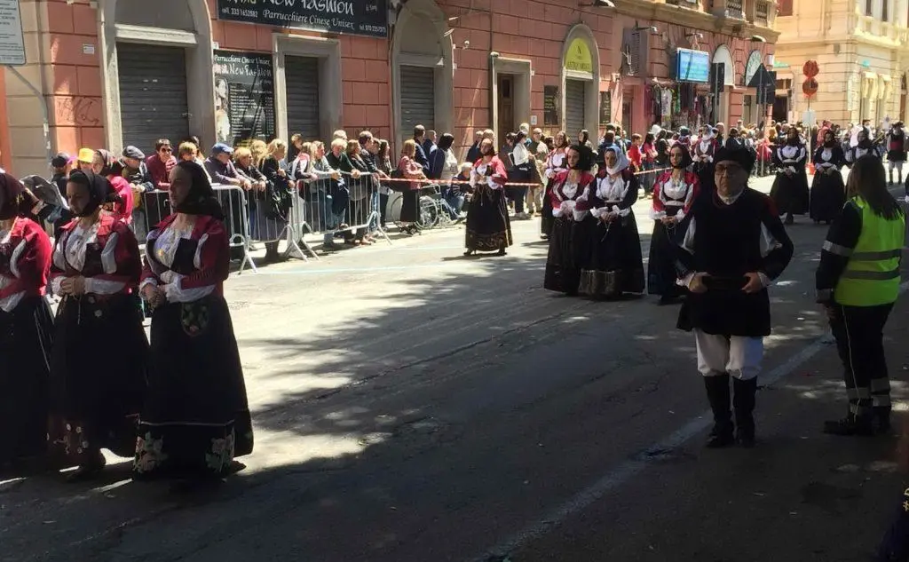 Abiti della tradizione al corteo (foto L'Unione Sarda - Vercelli)