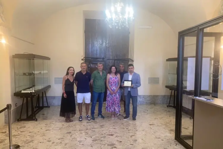 La famiglia Andolfi col sindaco Mulas (foto Pala)