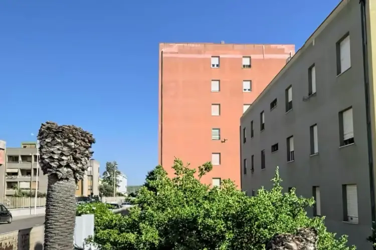 Le palazzine Area in via della Rinascita a Porto Torres (foto Pala)