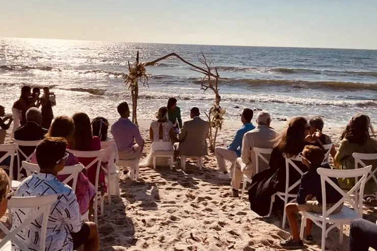 Uno dei matrimoni celebrati in spiaggia (foto concessa)