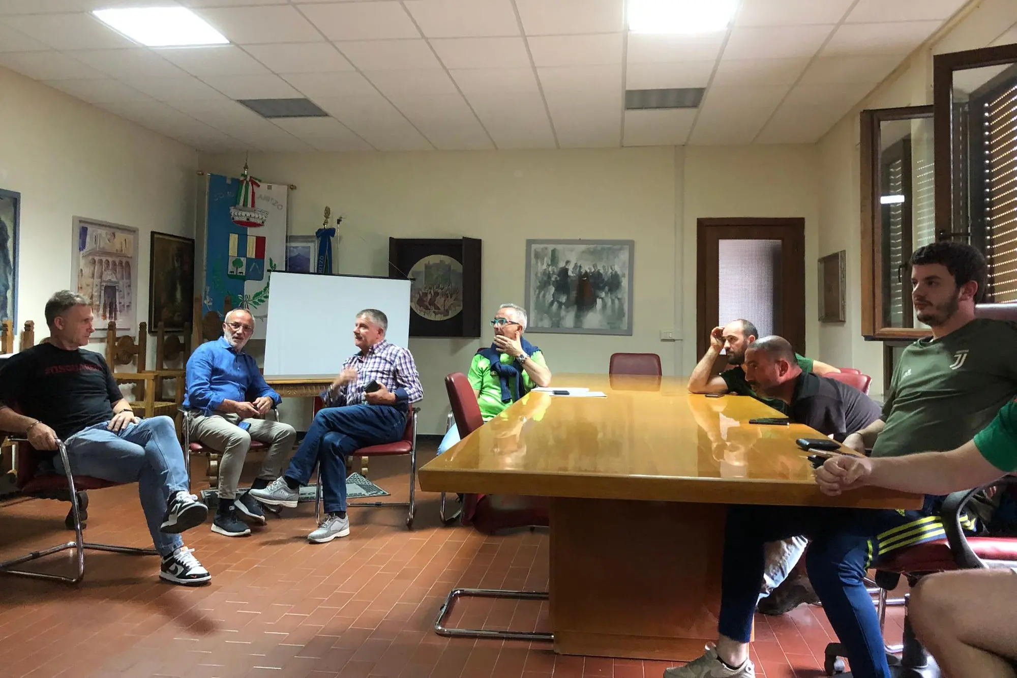 La riunione con i promotori della Polisportiva Barbagia nel Municipio di Aritzo (foto Onano)